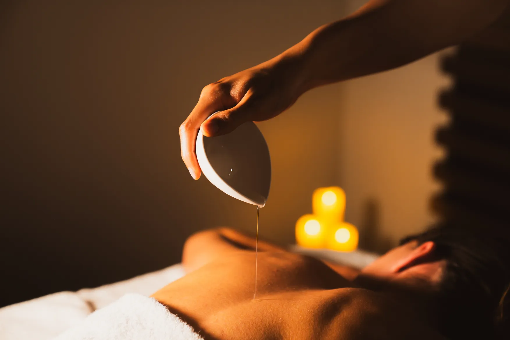 Soin signature au Spa MyBlend by Clarins de l'Hôtel Kube Saint-Tropez, massage relaxant aux huiles.